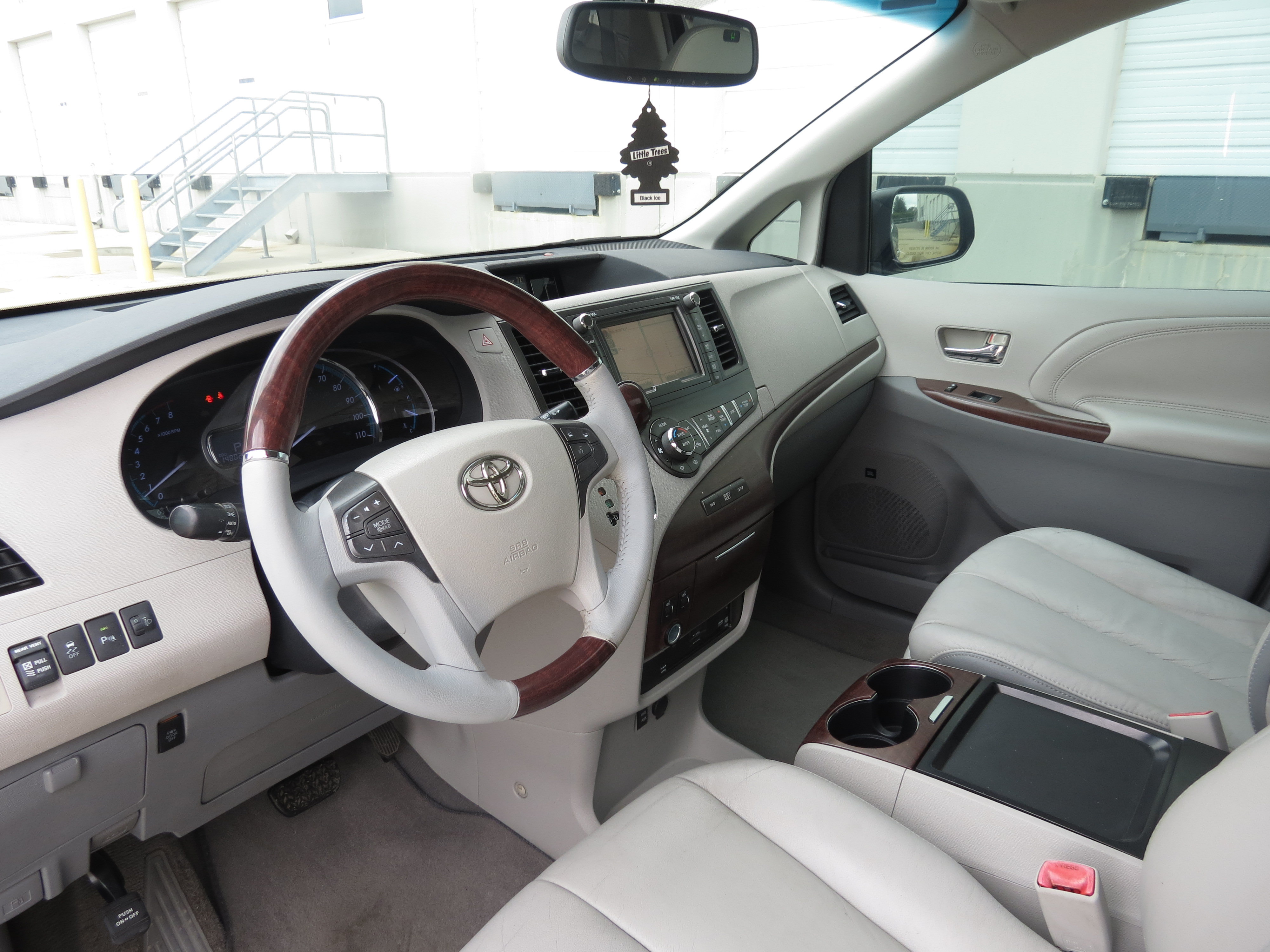 Used 2011 Toyota Sienna Limited w/ Premium Pkg FWD image 25