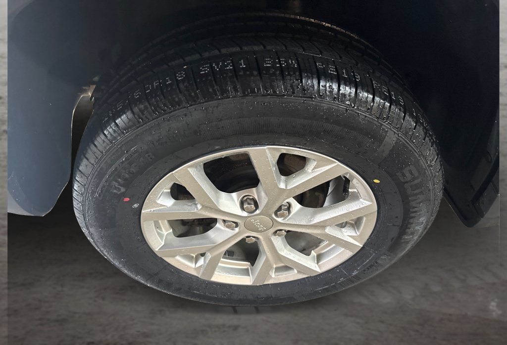 Used 2023 Jeep Grand Cherokee Limited AWD/4WD image 16