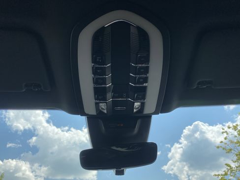 Used 2023 Porsche Macan AWD/4WD image 70