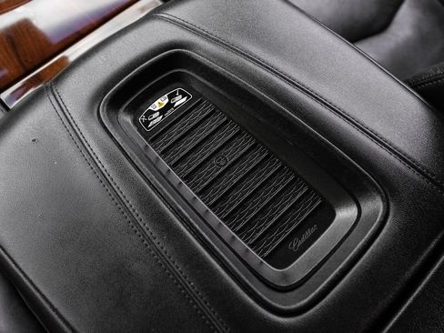 Used 2019 Cadillac Escalade ESV Premium Luxury RWD image 28