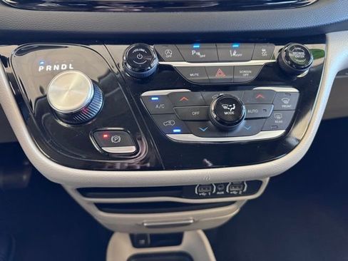 Used 2023 Chrysler Pacifica Touring-L FWD image 22