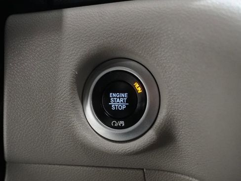 Used 2023 Chrysler Pacifica Touring-L image 18