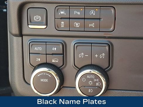 Used 2025 Chevrolet Suburban Premier AWD/4WD image 9