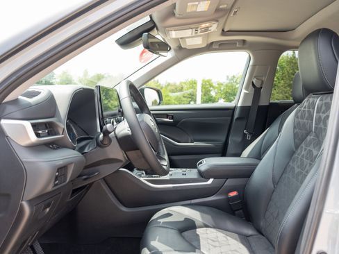 Used 2024 Toyota Highlander XLE AWD/4WD image 8