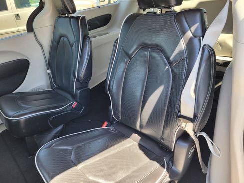 Used 2023 Chrysler Pacifica Limited FWD image 16