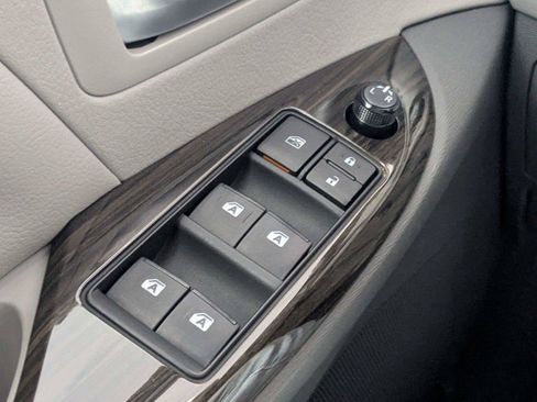 Used 2020 Toyota Sienna XLE w/ XLE Navigation Package FWD image 17