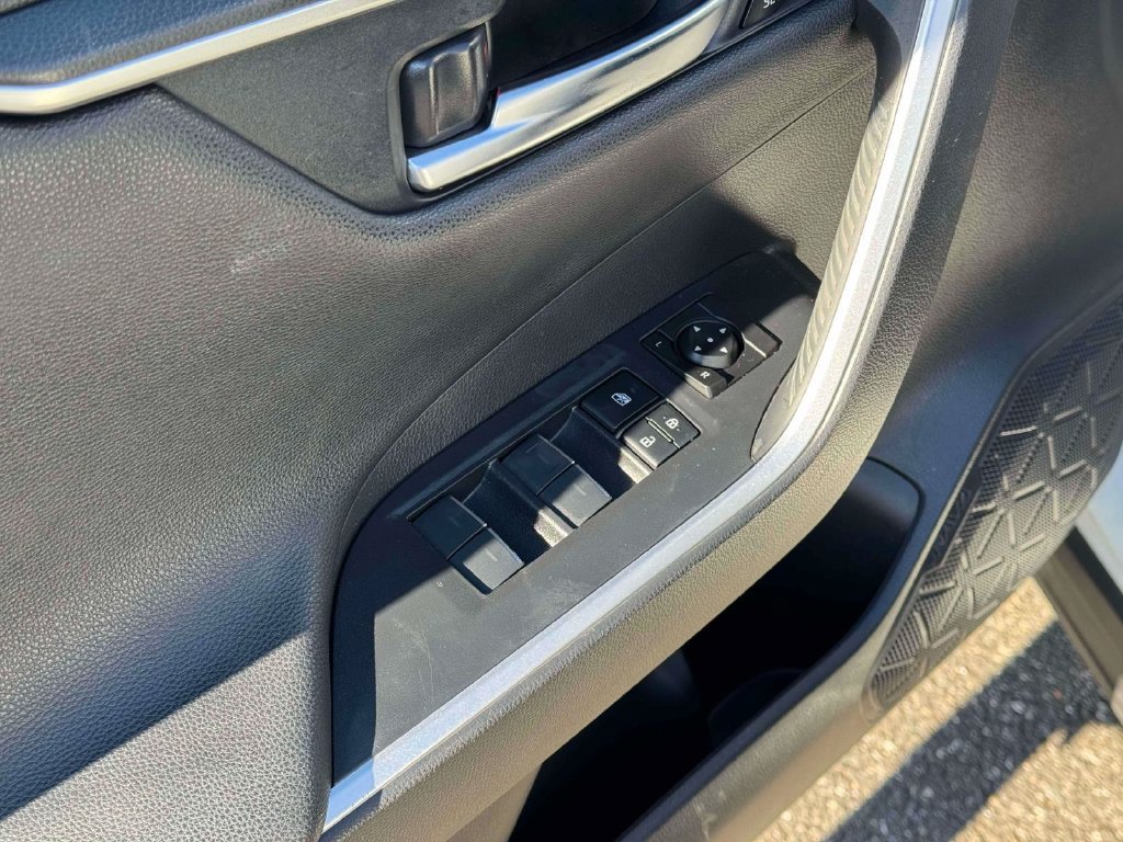 Used 2022 Toyota RAV4 XSE AWD/4WD image 18