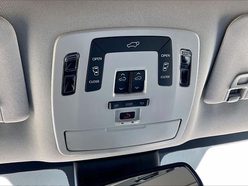 Used 2026 Toyota Sienna XLE FWD image 33