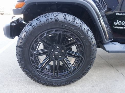 Used 2018 Jeep Wrangler Unlimited Sahara image 30