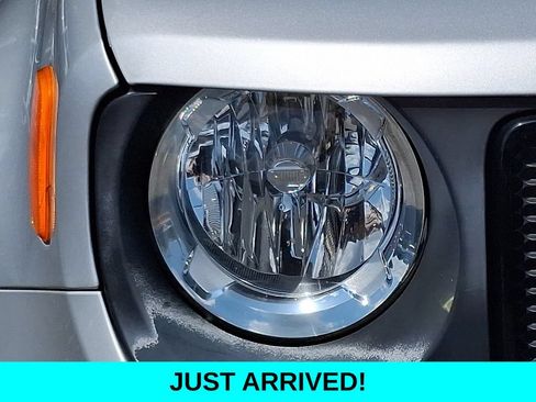 Used 2017 Jeep Renegade Altitude AWD/4WD image 9