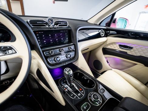 Used 2021 Bentley Bentayga image 46