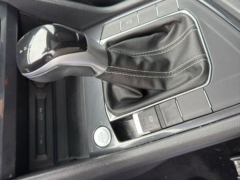 Used 2022 Volkswagen Tiguan SE image 16