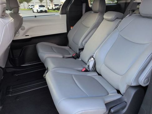 Used 2025 Toyota Sienna XLE FWD image 14