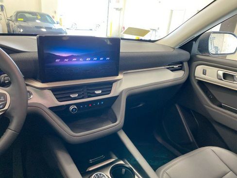 New 2025 Ford Explorer Active image 15