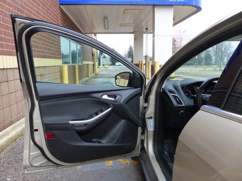 Used 2017 Ford Focus Titanium image 18