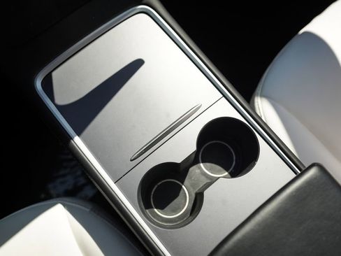 Used 2021 Tesla Model Y Long Range AWD/4WD image 28