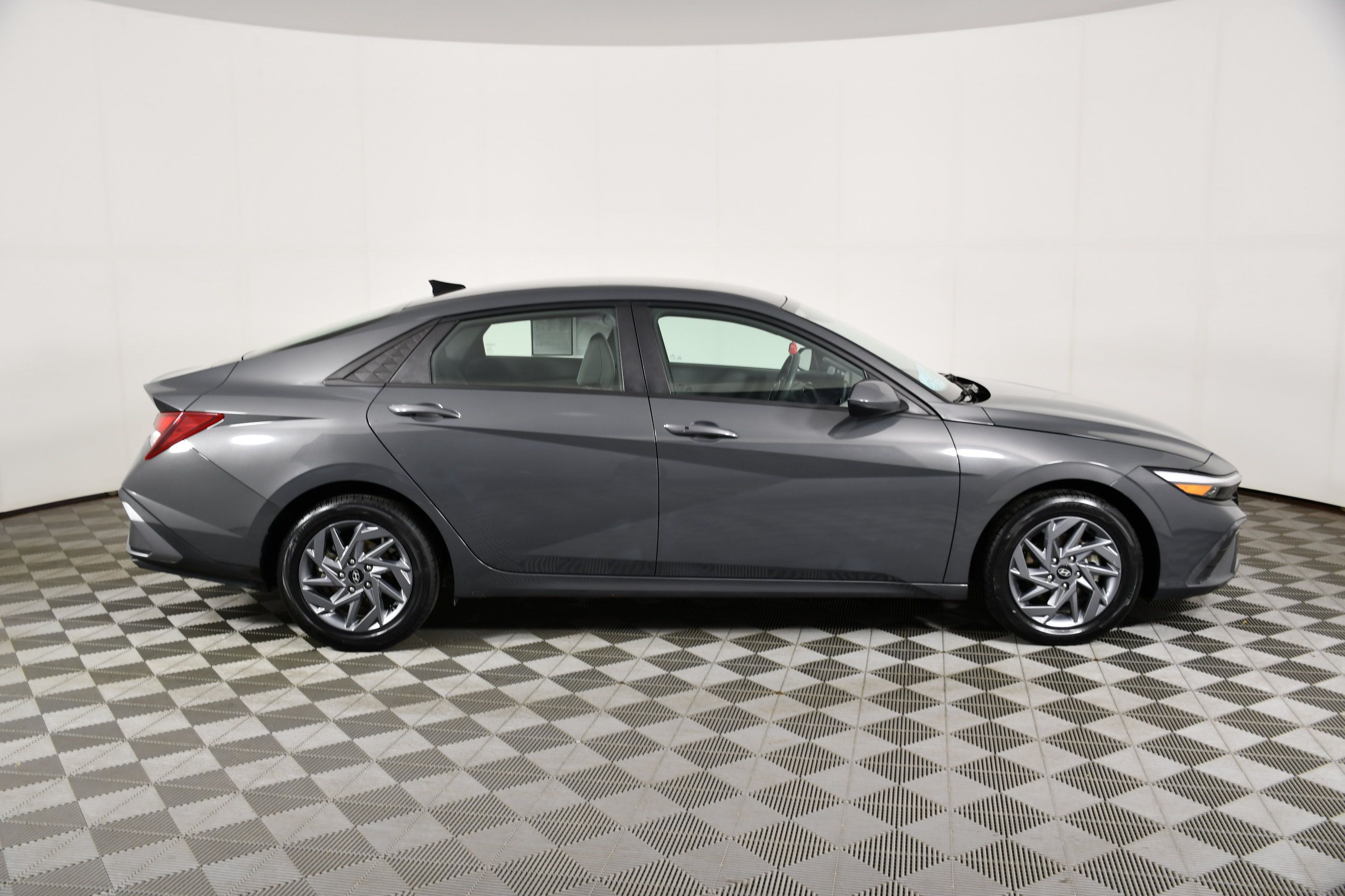 Used 2024 Hyundai Elantra SEL FWD image 9