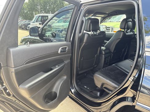 Used 2017 Jeep Grand Cherokee Altitude AWD/4WD image 12