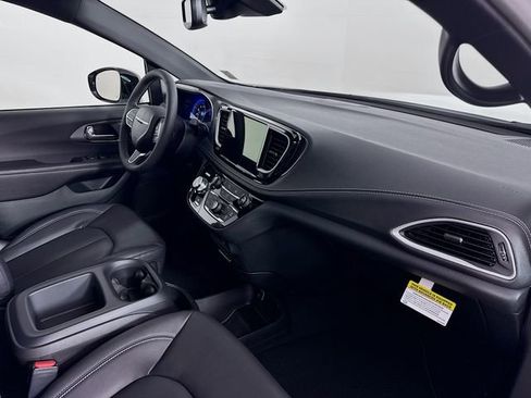 New 2026 Chrysler Pacifica Select image 32