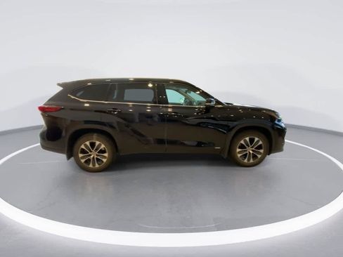 Used 2022 Toyota Highlander XLE AWD/4WD image 9