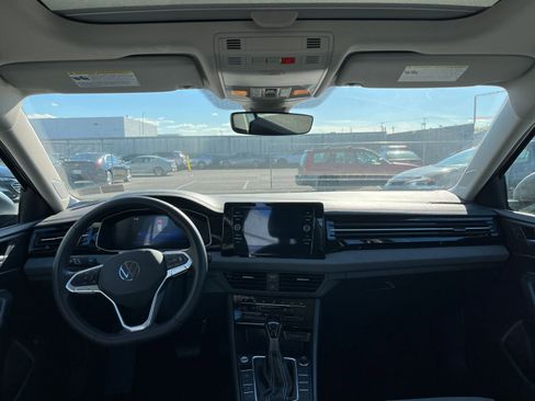 Used 2025 Volkswagen Jetta SE image 32