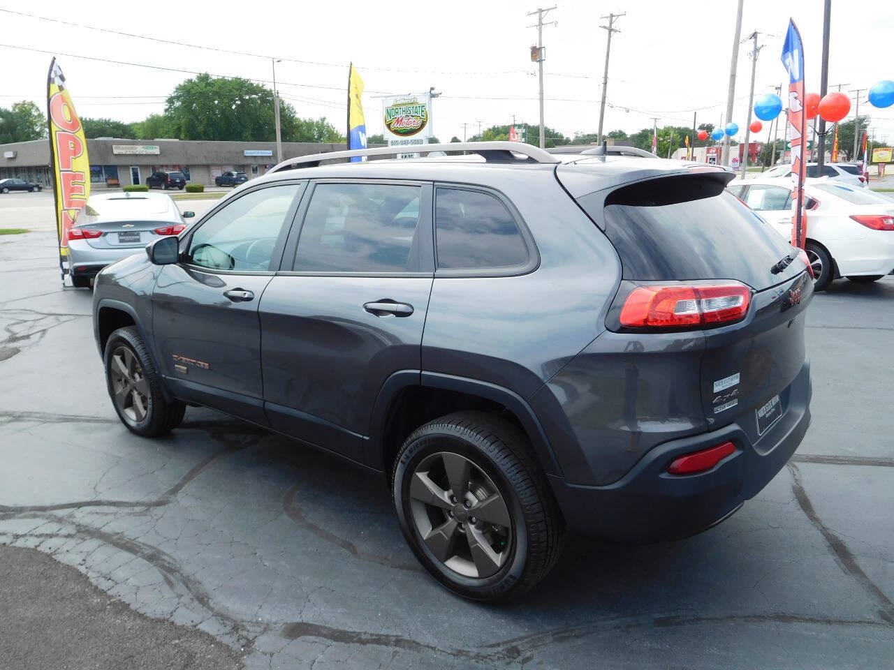 Used 2017 Jeep Cherokee Latitude w/ Cold Weather Group AWD/4WD image 5