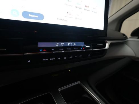 Used 2025 Toyota Sienna XLE FWD image 21