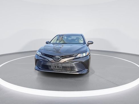 Used 2018 Toyota Camry LE image 5