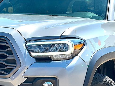 Used 2021 Toyota Tacoma TRD Off-Road w/ TRD Premium Off Road Package AWD/4WD image 4