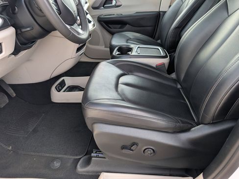 Used 2024 Chrysler Pacifica Limited FWD image 15