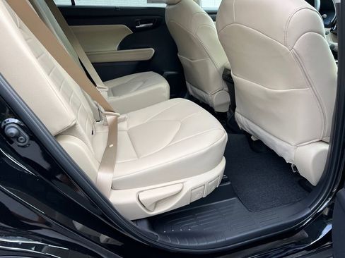 New 2025 Toyota Highlander XLE FWD image 15
