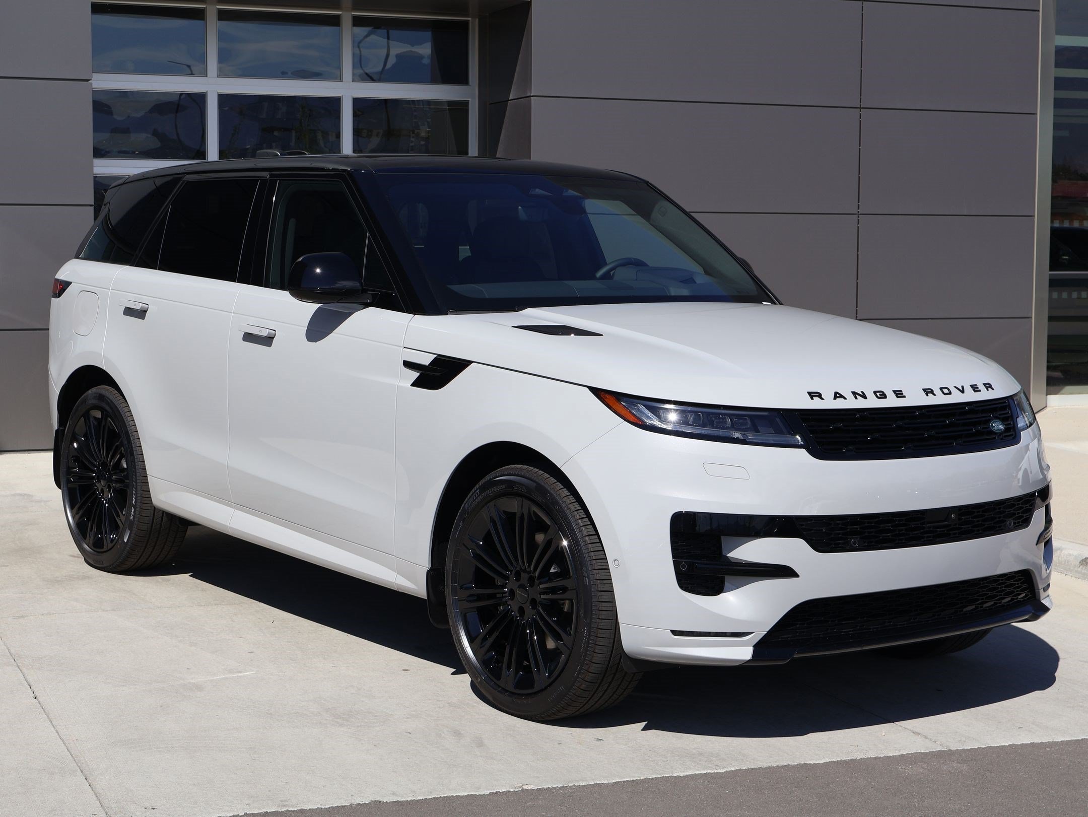 New 2026 Land Rover Range Rover Sport Dynamic SE AWD/4WD image 3