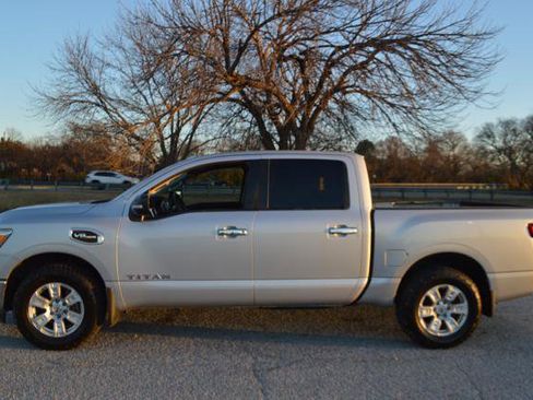 Used 2017 Nissan Titan SV image 6