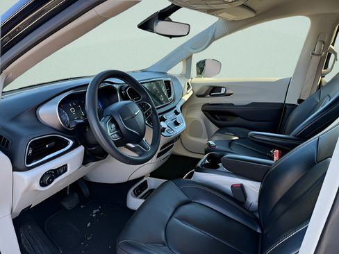 Used 2024 Chrysler Pacifica Touring-L FWD image 3