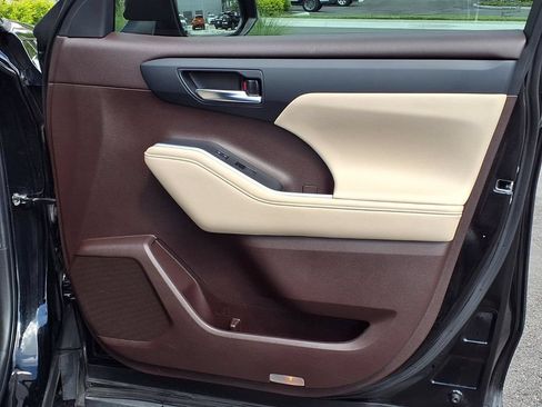 Used 2022 Toyota Highlander XLE FWD image 12