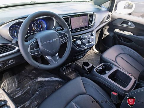 Used 2025 Chrysler Pacifica Select FWD image 18