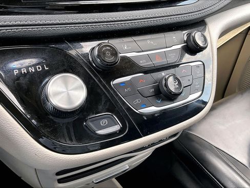 Used 2023 Chrysler Pacifica Touring-L FWD image 34