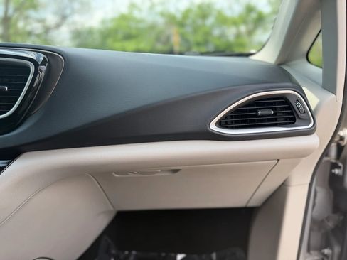 Used 2017 Chrysler Pacifica Touring-L image 34