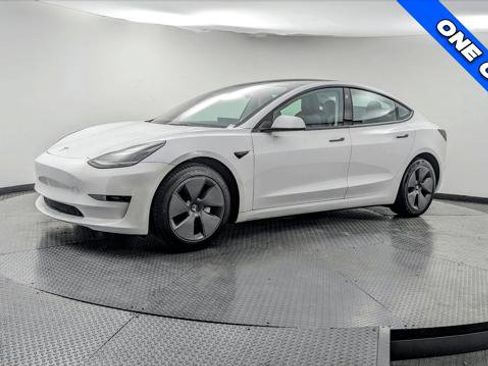 Used 2023 Tesla Model 3 Standard Range image 2