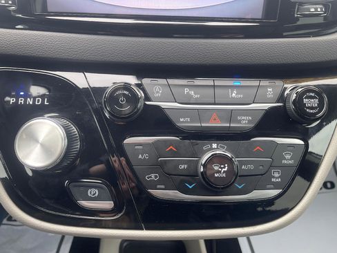 Used 2024 Chrysler Pacifica Touring-L image 17