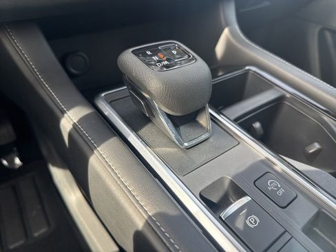 Used 2022 Nissan Pathfinder SV image 19