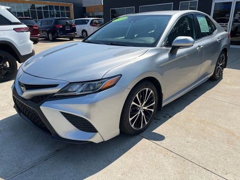 Used 2019 Toyota Camry SE w/ Convenience Package image 3