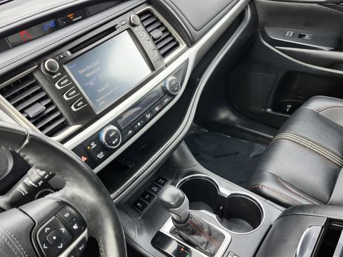 Used 2019 Toyota Highlander SE image 30