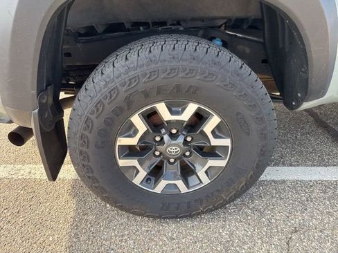 Used 2022 Toyota Tacoma TRD Off-Road w/ TRD Premium Off Road Package image 12