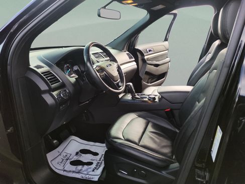 Used 2018 Ford Explorer XLT image 19