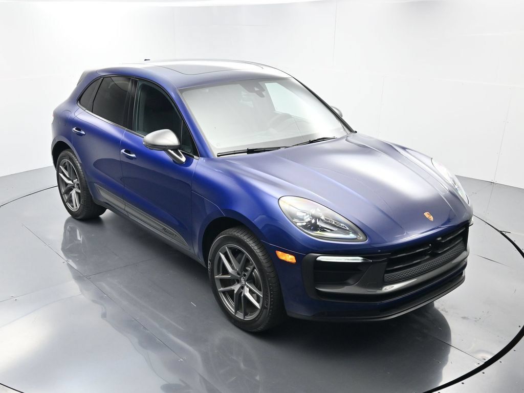 Certified 2025 Porsche Macan AWD/4WD image 42