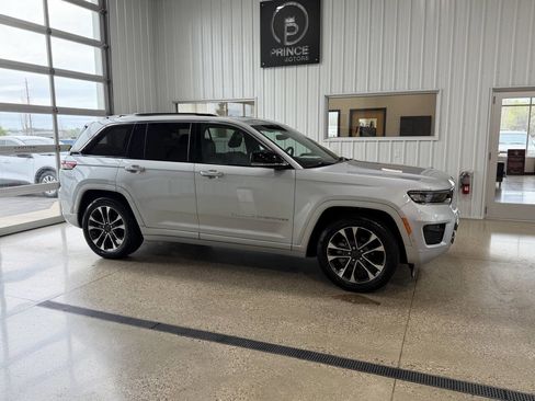 Used 2022 Jeep Grand Cherokee Overland AWD/4WD image 37