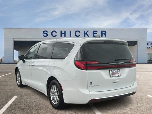 Used 2024 Chrysler Pacifica Touring-L FWD image 6