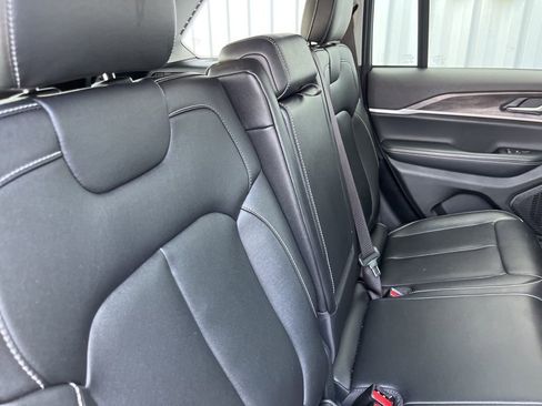 Used 2023 Jeep Grand Cherokee Limited w/ Black Appearance Package AWD/4WD image 44