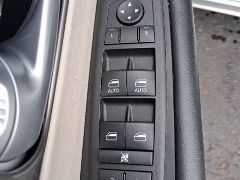 Used 2024 Chrysler Pacifica Touring-L image 10